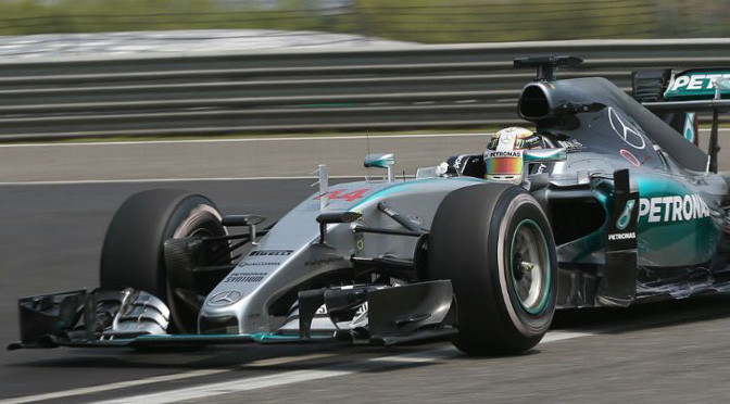F1: Lewis Hamilton sets pace but Ferrari remains in the mix